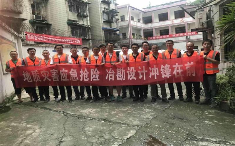 争分夺秒，，，，，千里驰援陇南灾区