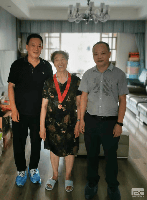 地创光电向导走访慰问“庆幸在党50年”老党员_红色堡垒_党建群团_凯时凯时首页有限责任公司