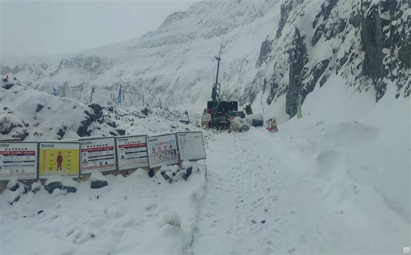 缺氧不缺精神，，，，，，艰辛不怕受苦 | 向在风雪中奋斗的金核地勘人学习